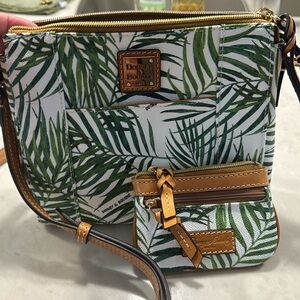 NWOT DOONEY AND BOURKE PALM CROSSBODY WITH MATCHING COIN CASE